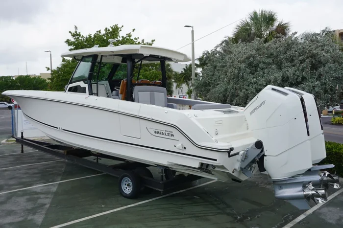 Boston Whaler 380 Outrage - Image 4