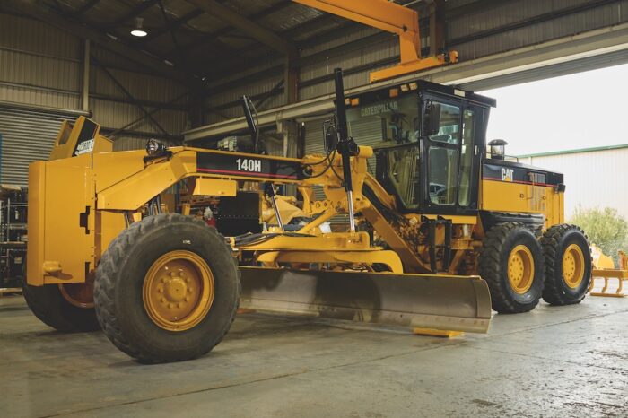 Caterpillar 140 Motor Grader - Image 2