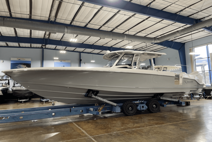 Boston Whaler 380 Outrage