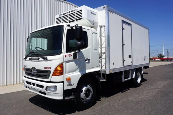 Hino 500 Series Refrigerated Truck - Image 3