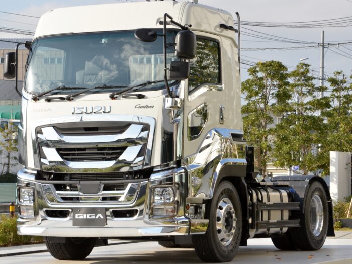 Isuzu GIGA 10 Cubic Mixer Truck - Image 2
