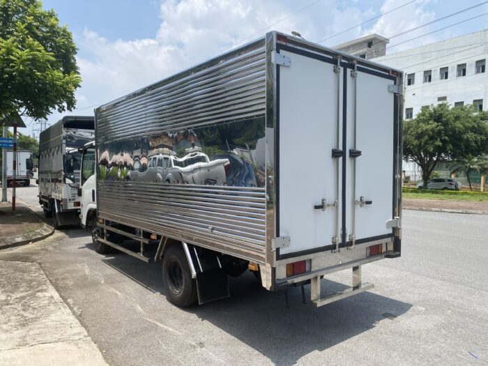 Isuzu QKR77HE4 2.5-ton Refrigerated Truck - Image 4