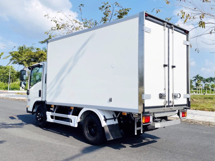 Isuzu QKR77HE4 2.5-ton Refrigerated Truck - Image 3
